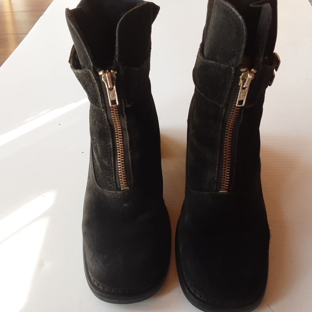 Elegant Black Winter Boots with Zipper